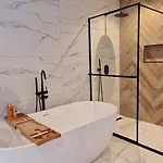 Luxury With Large Garden - Renovated Bedrooms Villa *