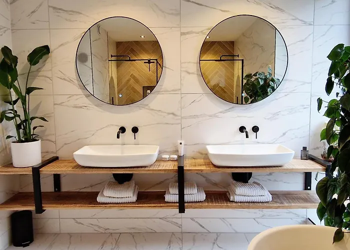 Luxury With Large Garden - Renovated Bedrooms Villa