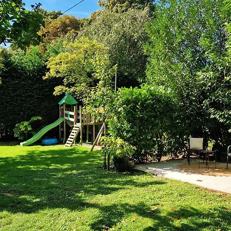 Luxury Family With A Large Private Garden And Swimming Pool *