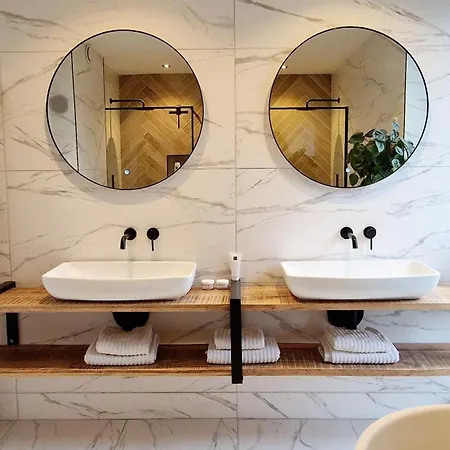 Luxury With Large Garden - Renovated Bedrooms Vila