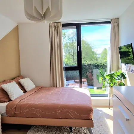 Luxury With Large Garden - Renovated Bedrooms