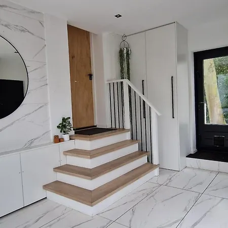 Luxury Family With A Large Private Garden And Swimming Pool *