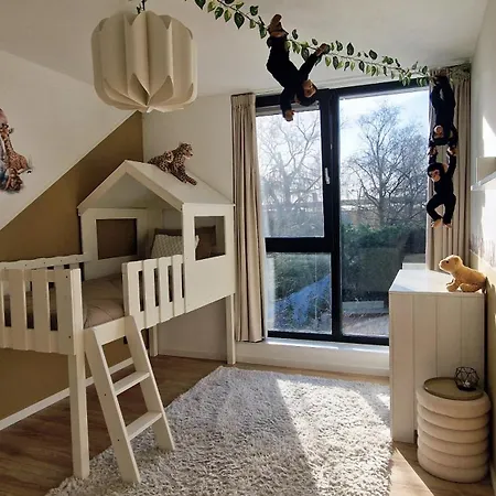 Luxury Family Villa With A Large Private Garden And Swimming Pool האג