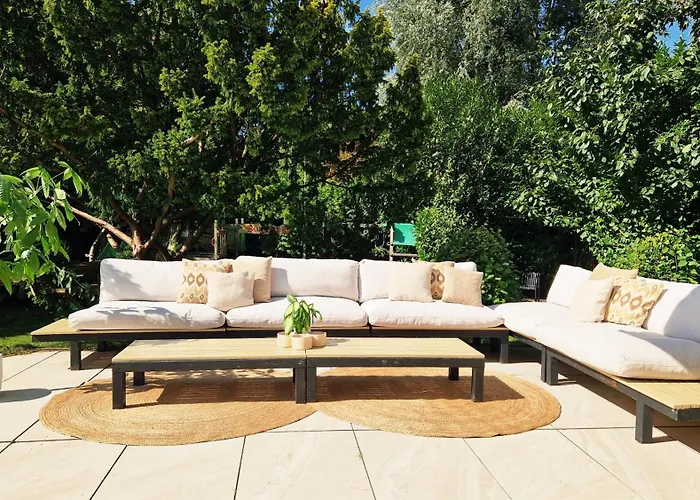 Luxury With Large Garden - Renovated Bedrooms