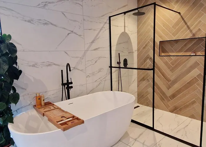 Luxury With Large Garden - Renovated Bedrooms Villa *