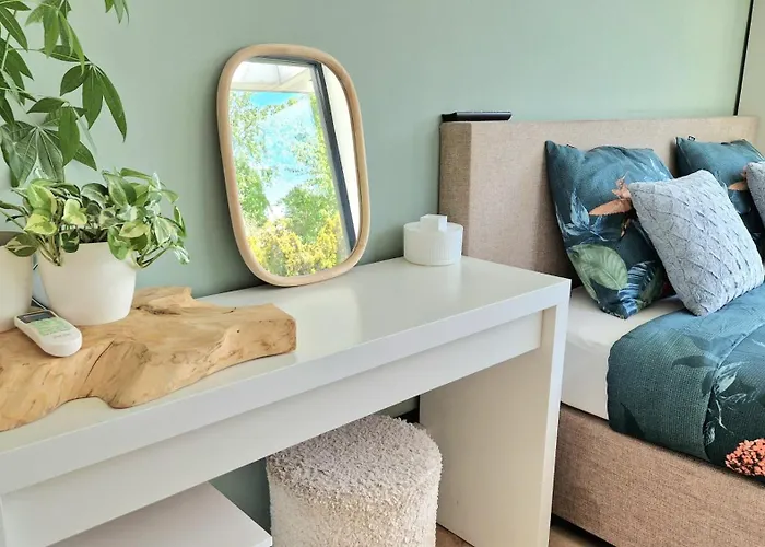 Luxury With Large Garden - Renovated Bedrooms